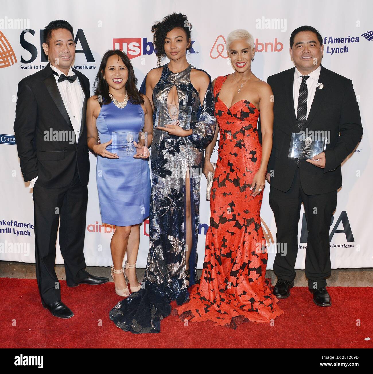 (L-R) President of SIPA Board of Directors Lyle Del Mundo, Honoree