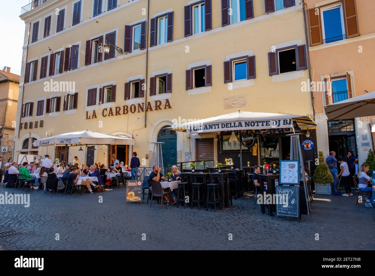 Tourists eating outside La Carbonara Restaurant, Campo de' Fiori, Rome, Italy Stock Photo