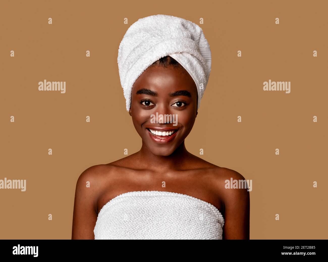 Portrait of a beautiful young black woman smiling Stock Photo - Alamy