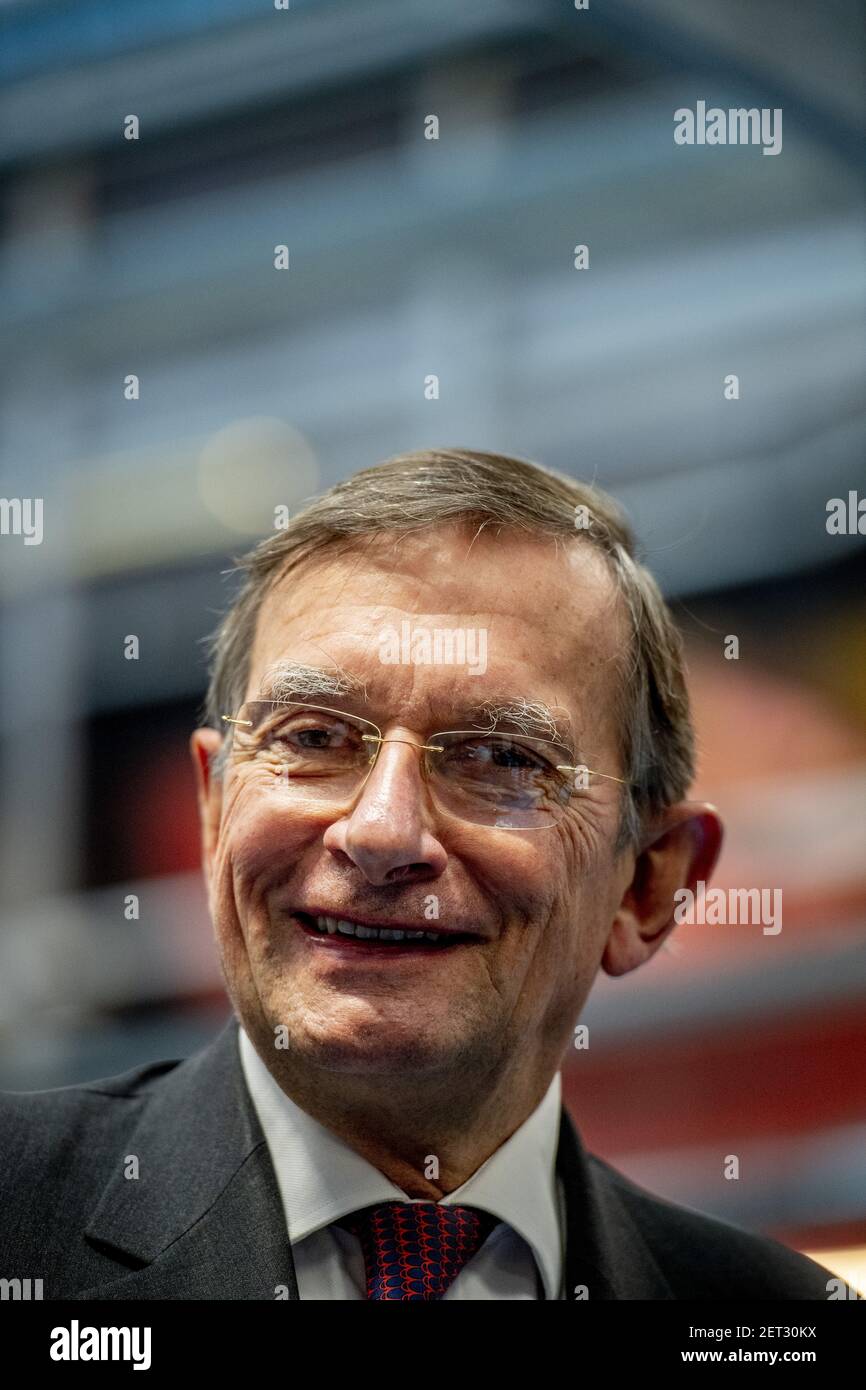 Jeroen van der Veer is the former CEO of Royal Dutch Shell until 30 June  2009.