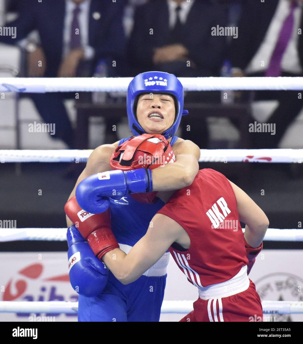 Årvågenhed Indbildsk Umoderne NEW DELHI, INDIA - NOVEMBER 24: Indian boxing ace MC Mary Kom (Blue) in  action against Ukraine boxer Hanna Okhota in Women's 45-48 kg category  during AIBA Women's World Boxing Championships 2018,