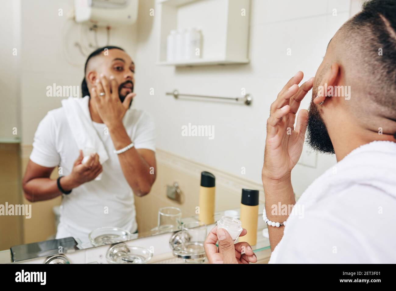 Man applying moisturizing lotion Stock Photo - Alamy