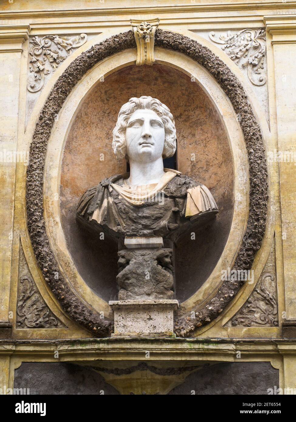 Bust of Belisarius In Via Campania, in the Ludovisi district, you can see this imposing bust inside a niche leaning against the Aurelian Walls. The statue dates back to the seventeenth century, when the area was occupied by Villa Ludovisi, probably with the function of being the background to one of the large avenues of the villa, and most likely represents the Byzantine general Belisarius, although some have theorized that Alexander the Great or Bacchus - Rome, Italy Stock Photo