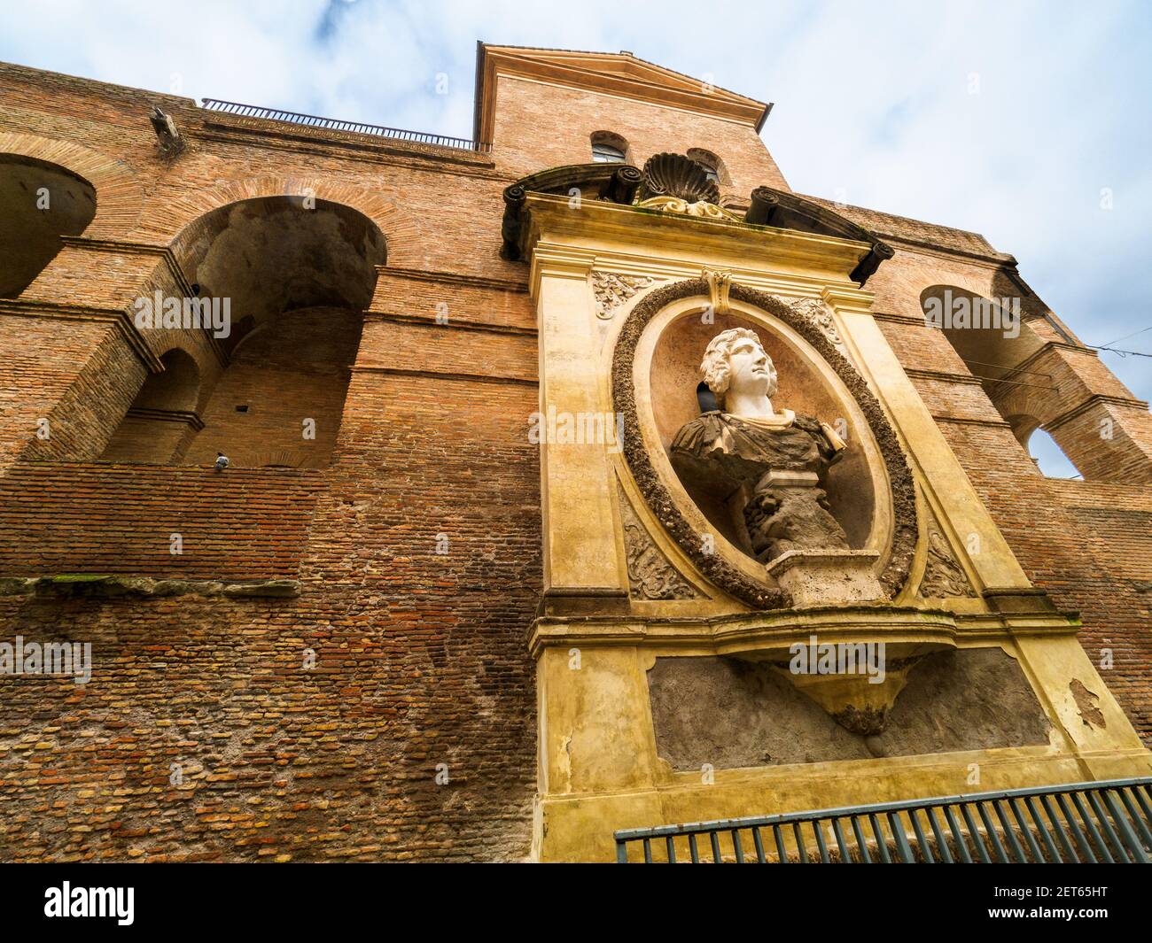 Bust of Belisarius In Via Campania, in the Ludovisi district, you can see this imposing bust inside a niche leaning against the Aurelian Walls. The statue dates back to the seventeenth century, when the area was occupied by Villa Ludovisi, probably with the function of being the background to one of the large avenues of the villa, and most likely represents the Byzantine general Belisarius, although some have theorized that Alexander the Great or Bacchus - Rome, Italy Stock Photo