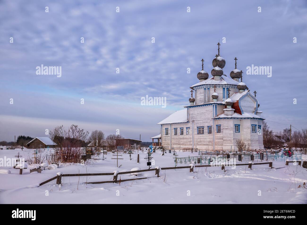 Old wooden church of the Epiphany in the village of Stoletovskaya (Lyadiny). Winter morning rural landscape, Arkhangelsk region, Russia Stock Photo