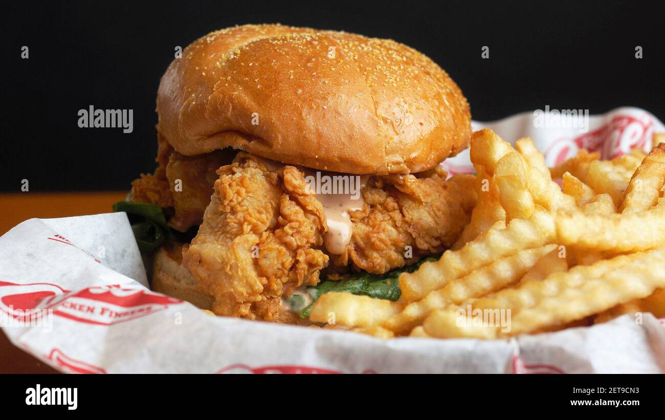 At understrege Forberedende navn Afskedige Raising Cane's serves chicken tenders and not a lot else, so the chicken  sandwich here is really just a bun with a few tenders tossed on. But guess  what? Those tenders are