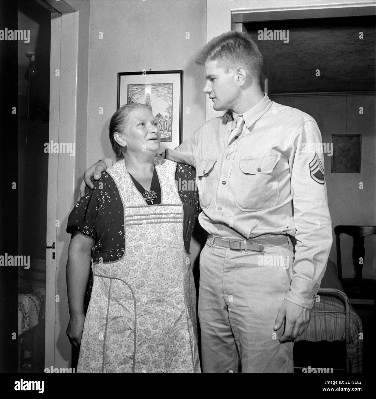 Sergeant George Camblair and his mother while at Home on Weekend Furlough, Washington, D.C., USA, Jack Delano, U.S. Office of War Information, September 1942 Stock Photo