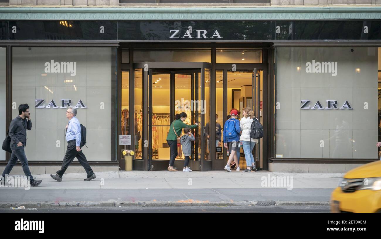 Shoppers pass a Zara clothing store in Midtown Manhattan in New York on  Tuesday, May 8, 2018. Inditex announced an investment of $3 billion to  integrate brick and mortar and online stores,