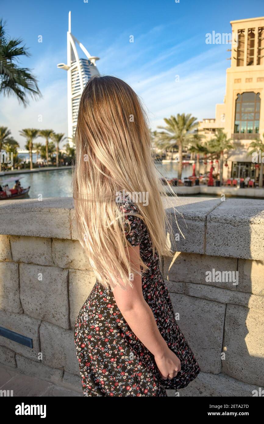 DUBAI, UNITED ARAB EMIRATES - Jan 14, 2019: Back view of a young blonde  female enjoying the view of Burj al Arab in Dubai Stock Photo - Alamy