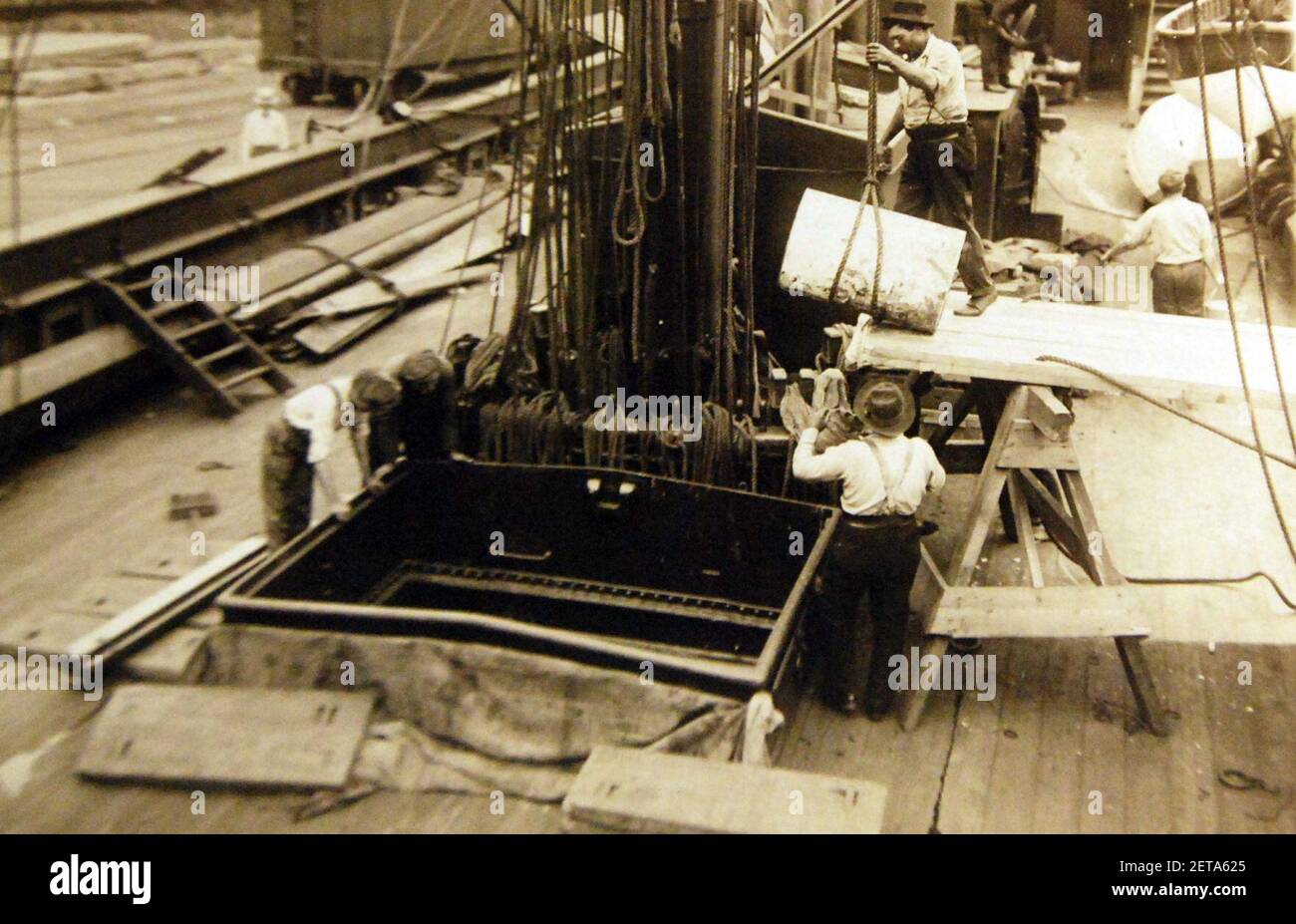 Pelican loading cargo bound for Britain at Bush’s Store, South Brooklyn, New York, WWI (30208931542). Stock Photo