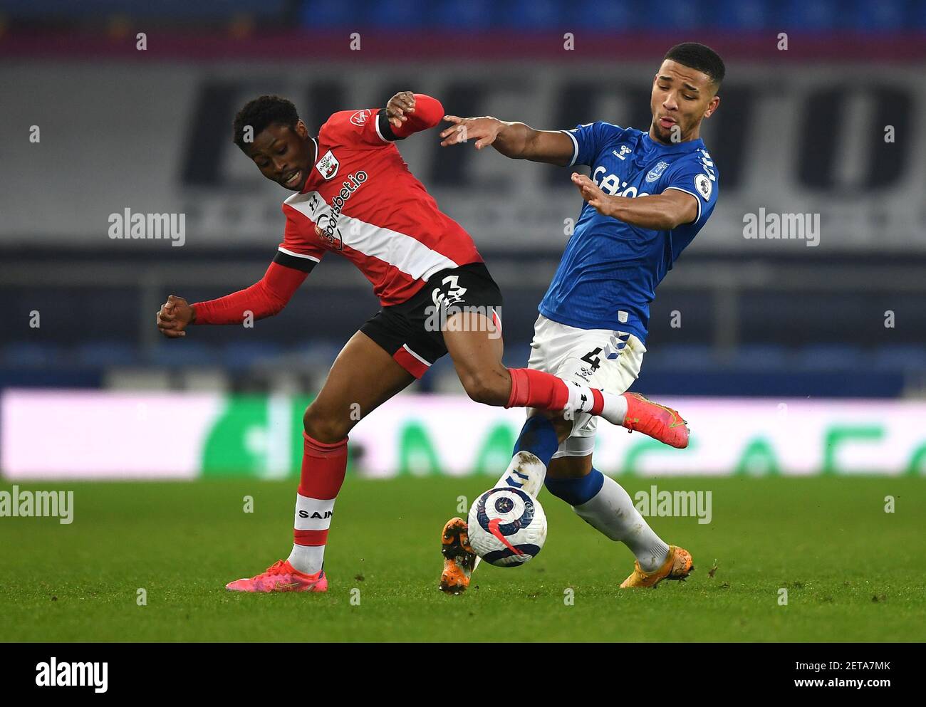 Southampton's Nathan Tella (left) and Everton's Mason Holgate battle for the ball during the Premier League match at Goodison Park, Liverpool. Picture date: Monday March 1, 2021. Stock Photo
