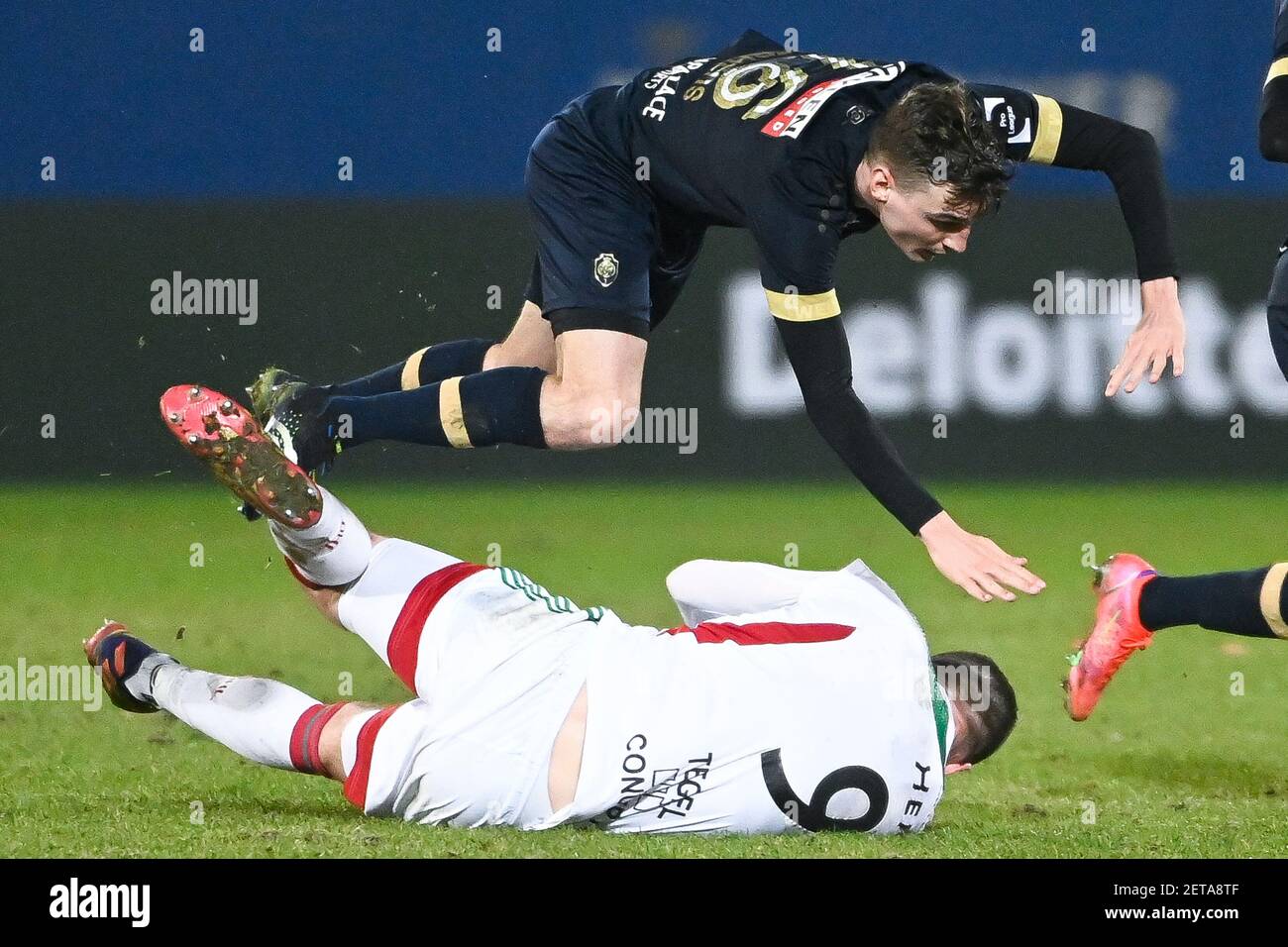 OHL's Thomas Henry and Antwerp's Pieter Gerkens fight for the ball during a soccer match between