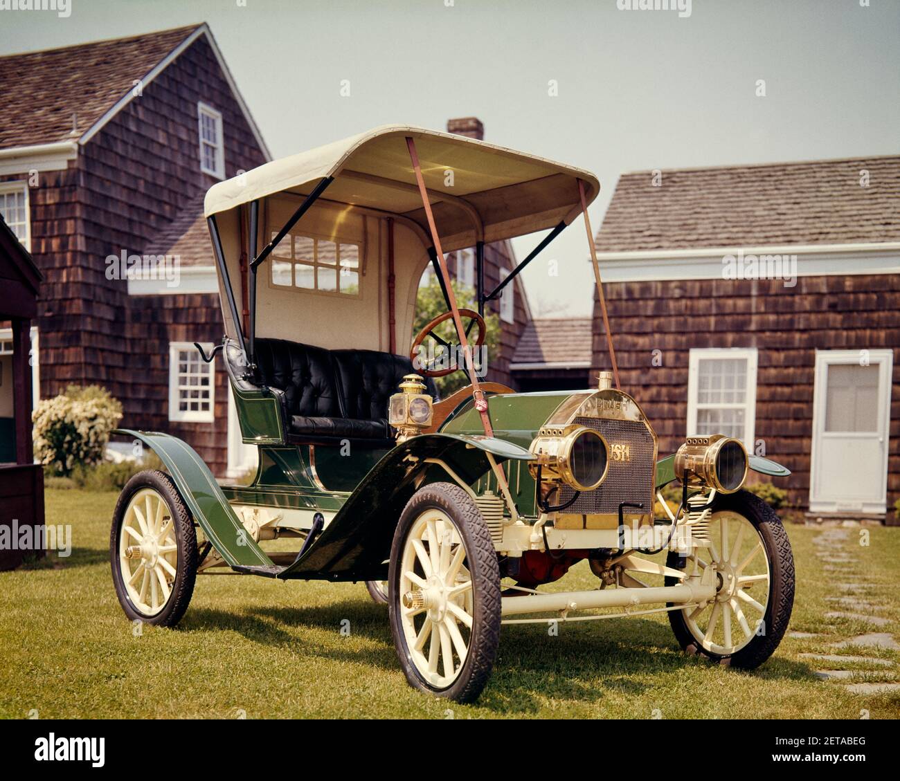 1900s ANTIQUE 1909 BUICK TWO SEAT CANVAS TOP WOOD SPOKE WHEEL BRASS HEADLAMPS AUTOMOBILE PAINTED GREEN AND CREAM - km2858 PHT001 HARS OLD FASHIONED Stock Photo