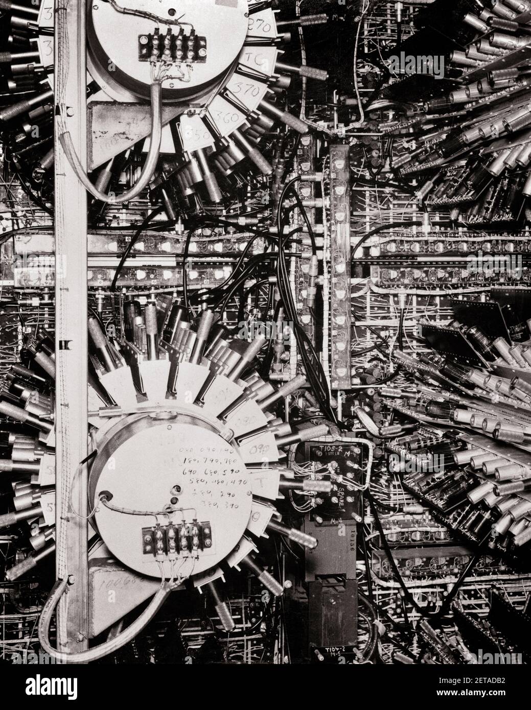 1950s VIEW INSIDE THE UNIVAC COMPUTER TWO MEMORY CELLS OF UNIVERSAL AUTOMATIC COMPUTER  - o29 HAR001 HARS COMPLEX AI ARTIFICIAL INTELLIGENCE CELLS CREATIVITY DIGITAL ELECTRONIC PRECISION SOLUTIONS UNIVAC UNIVERSAL BLACK AND WHITE CIRCUITS COMPUTING HAR001 OLD FASHIONED PARTS Stock Photo