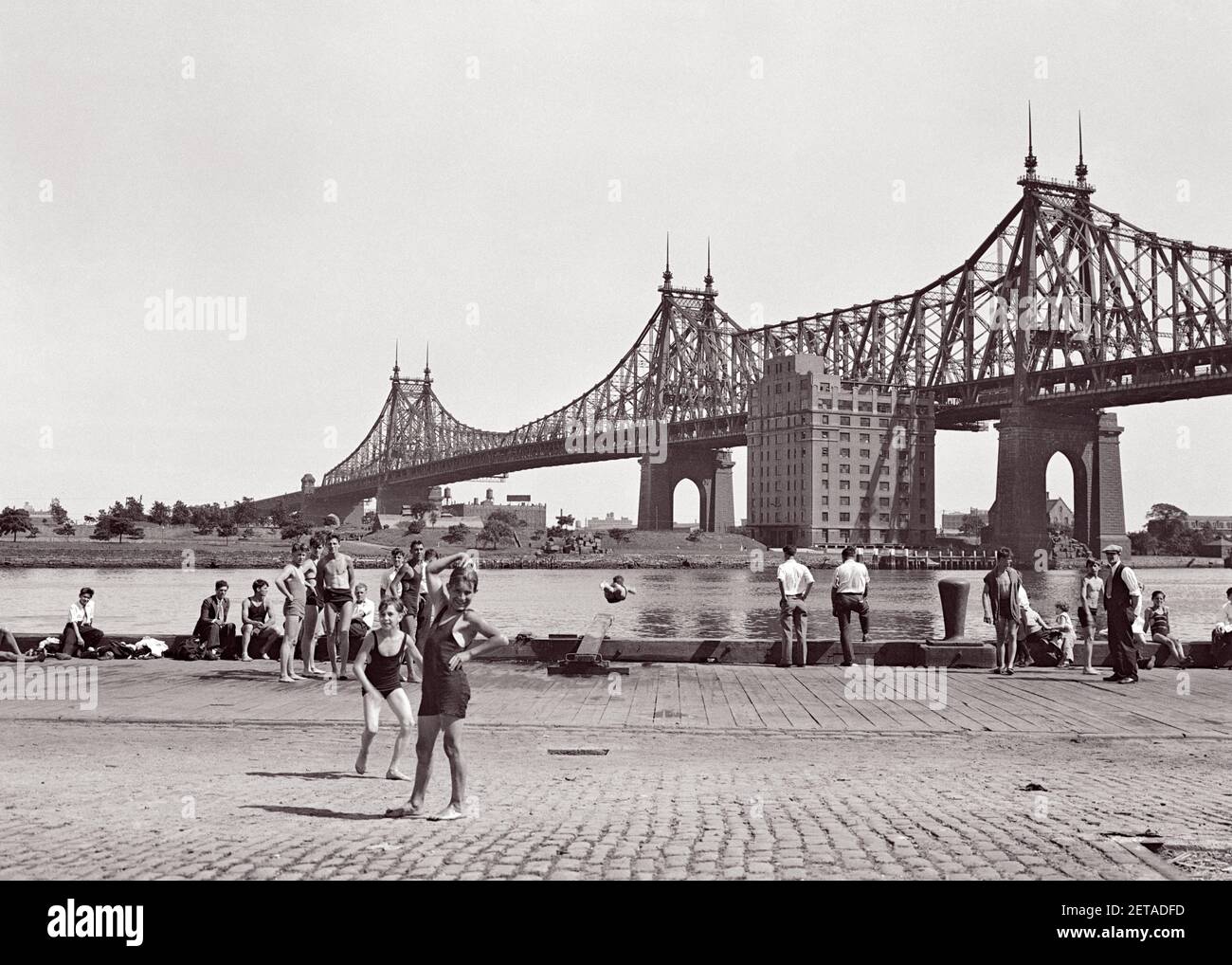 1920s THE OLD SWIMMING HOLE OF THE CITY STREET URCHIN QUEENSBORO BRIDGE EAST RIVER NEW YORK CITY USA - q2714 CPC001 HARS SWIM UNITED STATES COPY SPACE FULL-LENGTH PERSONS QUEENS UNITED STATES OF AMERICA MALES B&W NORTH AMERICA SUMMERTIME FREEDOM NORTH AMERICAN HAPPINESS LEISURE EXCITEMENT RECREATION OPPORTUNITY NYC SWIMMERS SWIMMING HOLE CONNECTION NEW YORK CITIES NEW YORK CITY URCHIN BOROUGH JUVENILES QUEENSBORO SEASON SPAN BLACK AND WHITE BRIDGES EAST RIVER JOIN OLD FASHIONED Stock Photo
