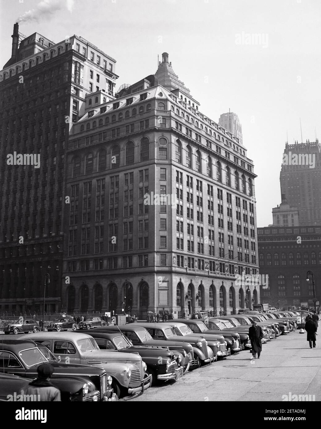 1950s #1 BROADWAY THE INTERNATIONAL MERCANTILE MARINE COMPANY BUILDING MANHATTAN AT BOWLING GREEN NEW YORK CITY NEW YORK USA - r1987 HAR001 HARS NYC REAL ESTATE NEW YORK STRUCTURES #1 AUTOMOBILES CITIES COMPANY MANSARD ROOF VEHICLES EDIFICE NEW YORK CITY BROADWAY MERCANTILE BLACK AND WHITE HAR001 INTERNATIONAL OLD FASHIONED PARKING LOT Stock Photo