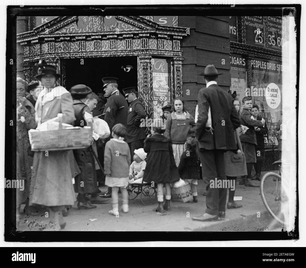 Peoples Drug Store crowds Stock Photo - Alamy