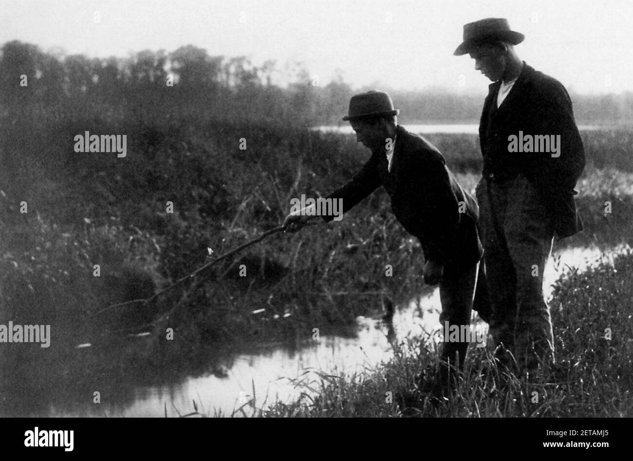 Perscheid, Nicola Zwei junge Männer an einem Fluss, Leipzig Stock