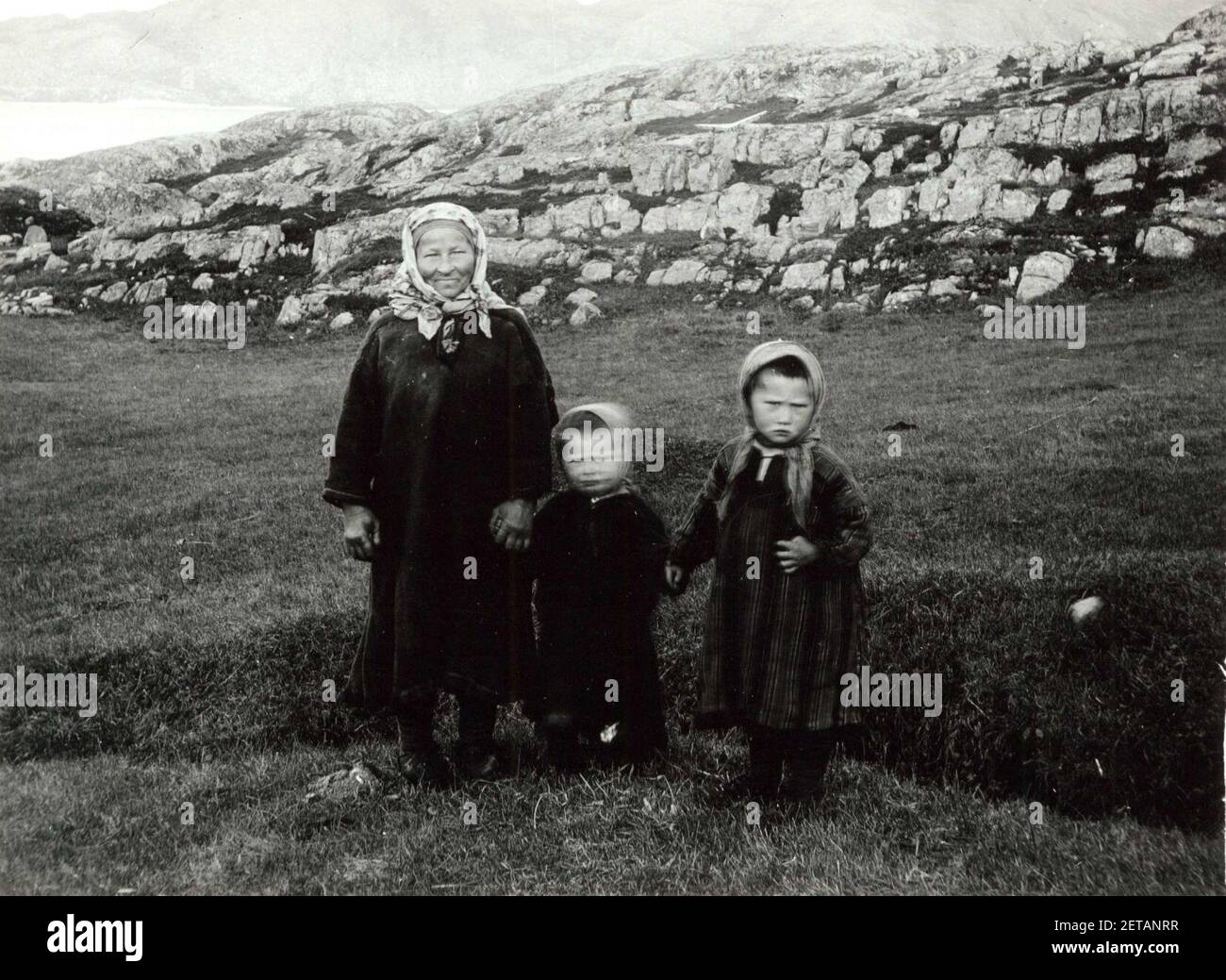 Persongruppe (3), eldre kvinne med 2 barn i samisk drakt, ant Stock Photo