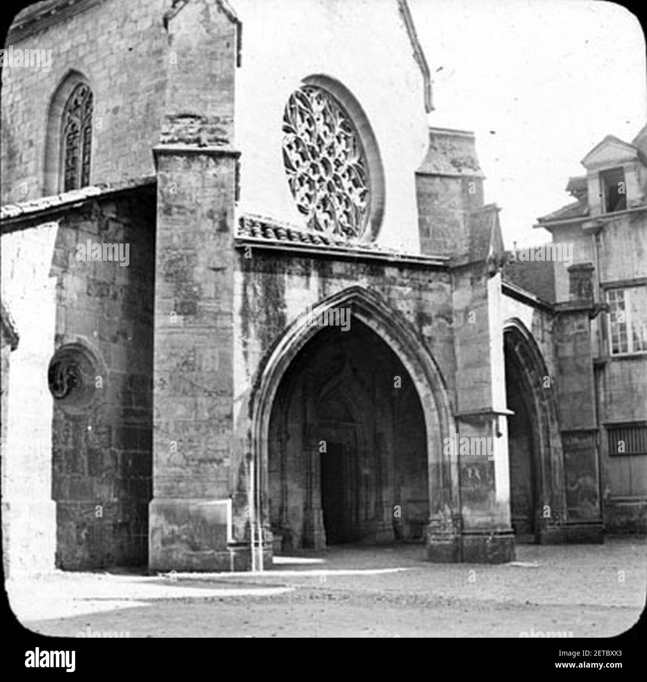 Petit cloître de la chartreuse (Porche de l'église de la Chartreuse (1558), Villefranche-de-Rouergue. Stock Photo