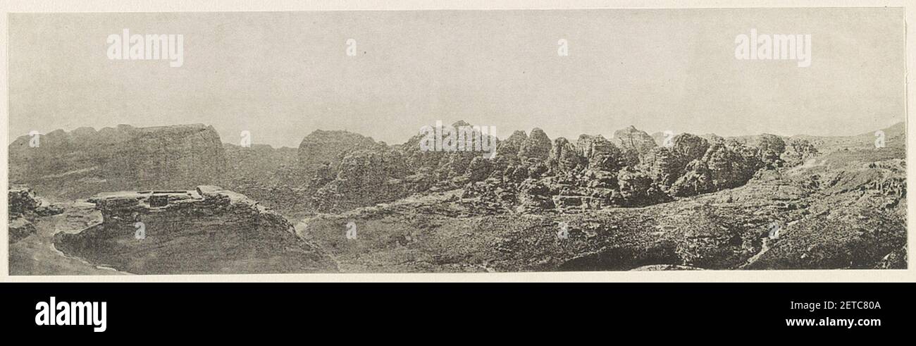 Petra Felsen, die das Tal der Stadt im Westen abschliessen. Links vorn antike Opferstätte. Stock Photo