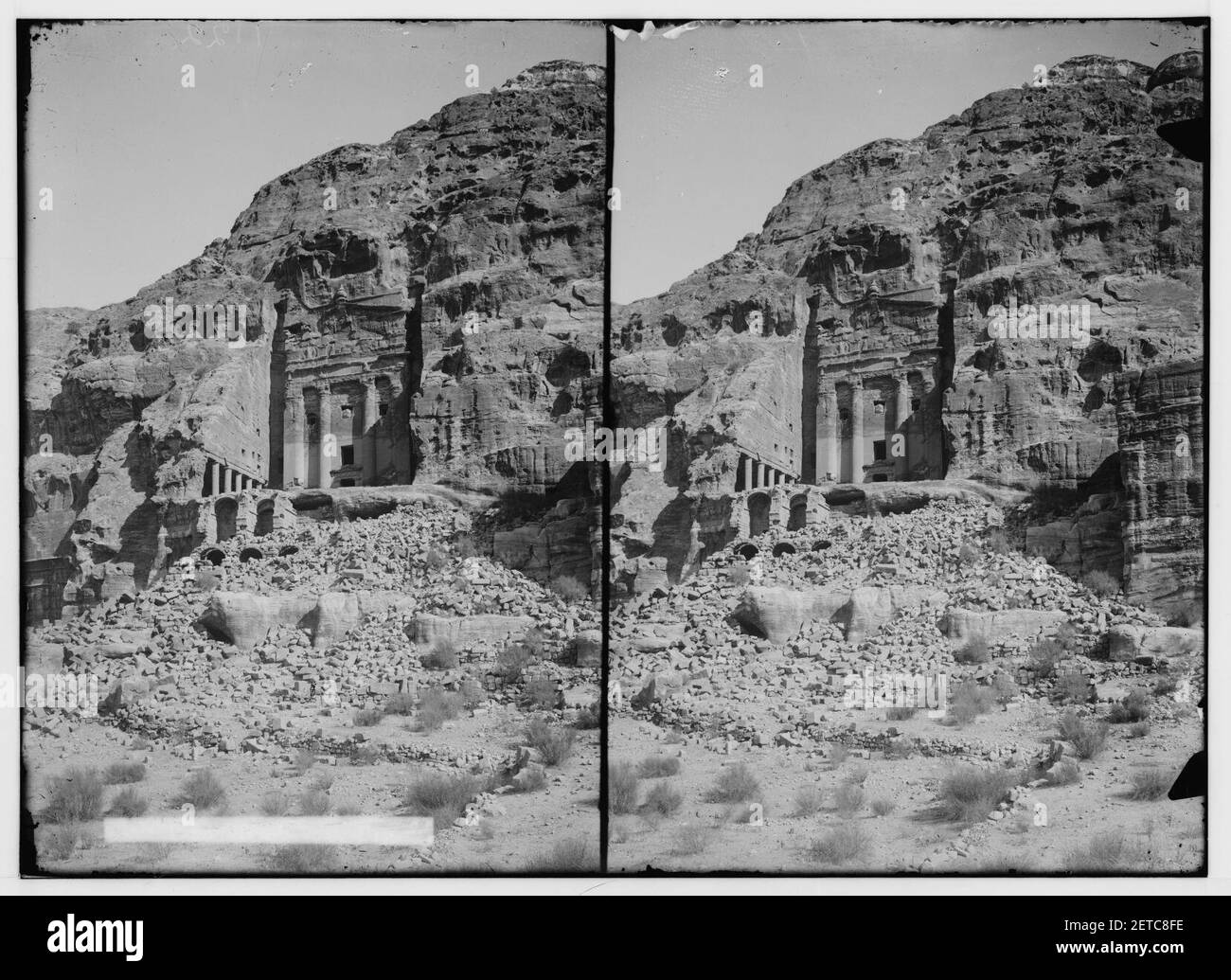 Petra in Transjordan. Tomb with urn Stock Photo - Alamy