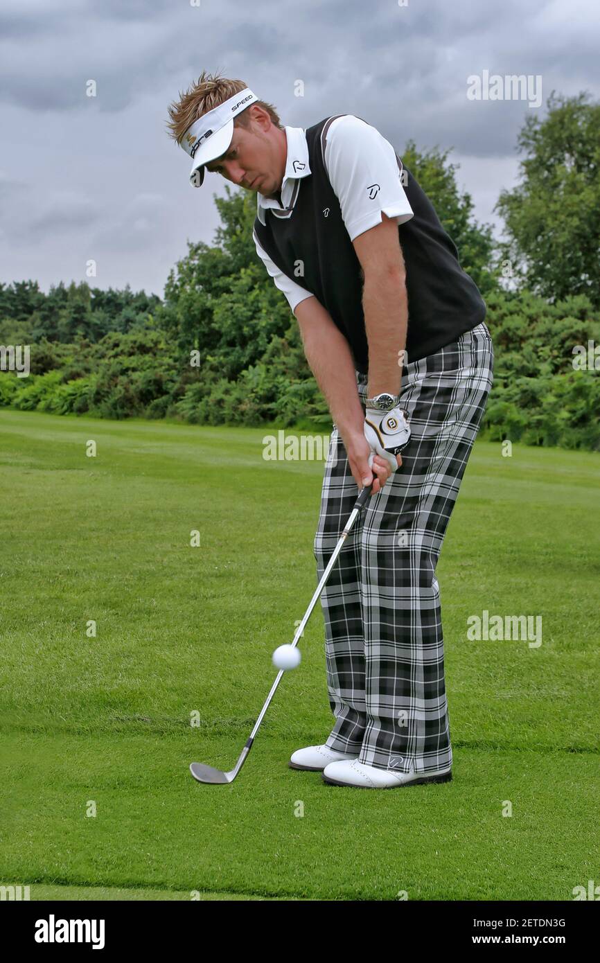 Ian Poulter, Top English Golfer, chips to a green at his 'home' club Woburn Golf and Country Club Stock Photo