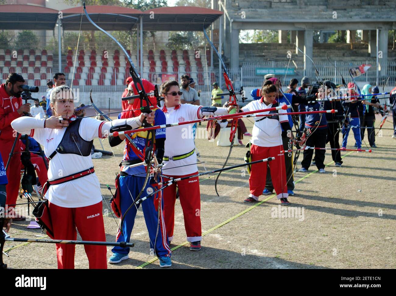 (170206) PESHAWAR, Feb. 6, 2017 (Xinhua) Pakistani youth play