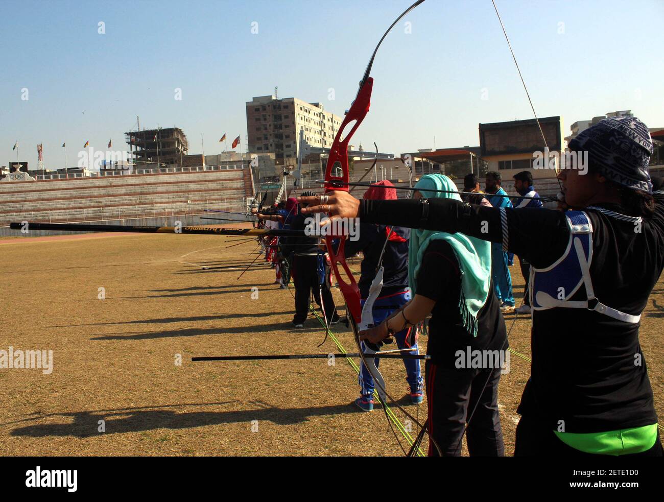(170206) PESHAWAR, Feb. 6, 2017 (Xinhua) Pakistani youth play