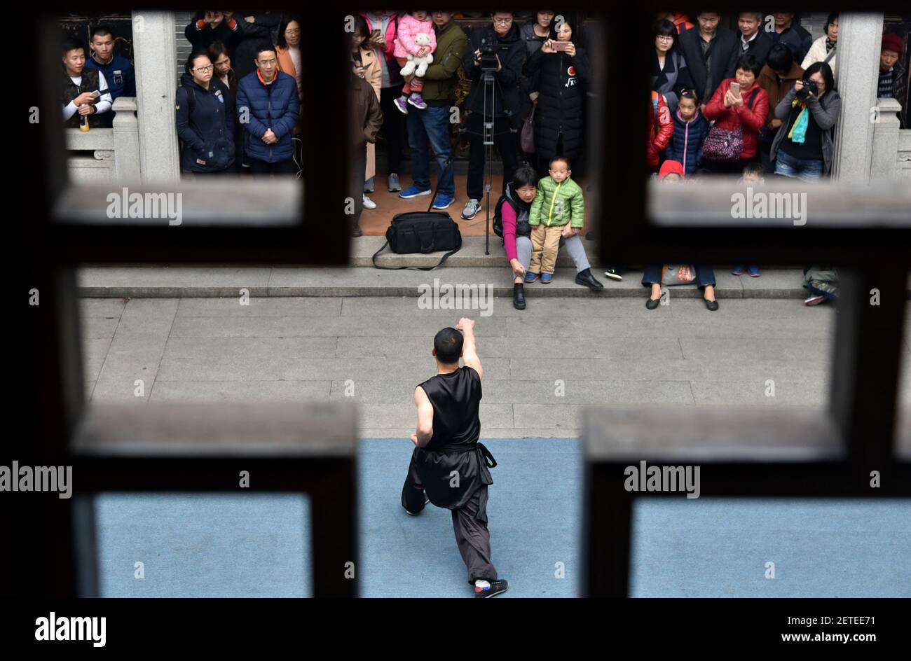 (170210) FOSHAN, Feb. 10, 2017 (Xinhua) Tourists watch martial