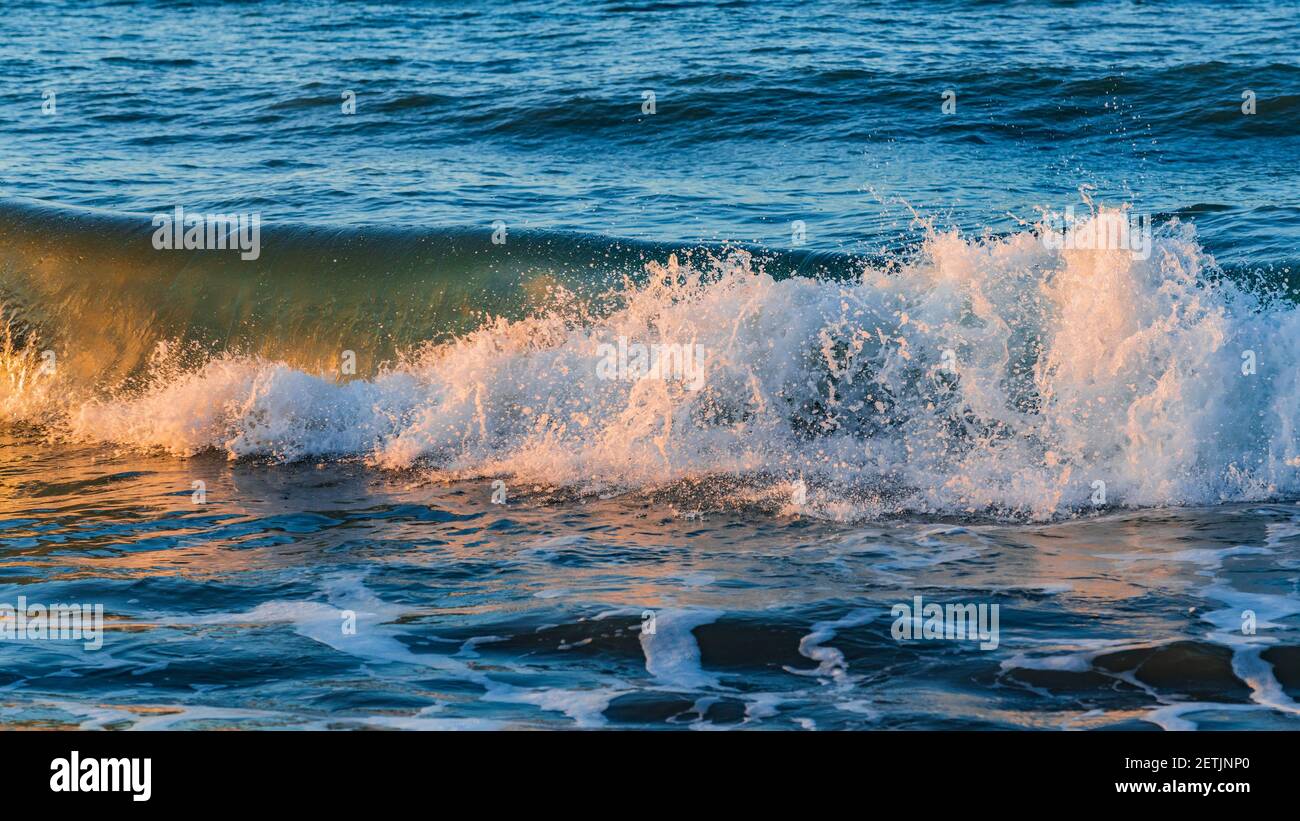 Splashing waves on the beach Stock Photo - Alamy