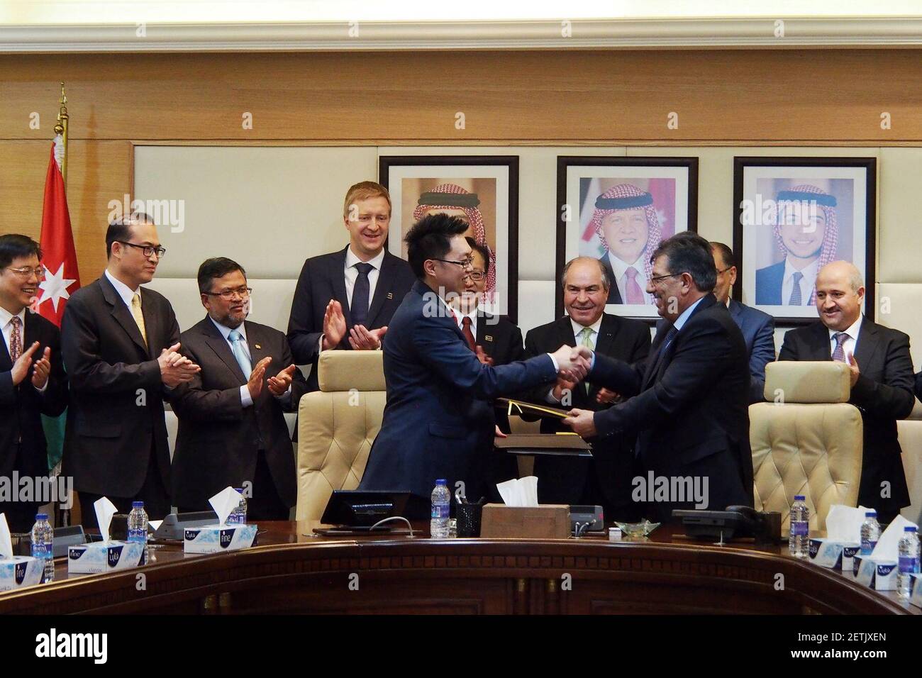 170316) -- AMMAN, March 16, 2017 (Xinhua) -- Jason Pok Hooi Loong (L,  Front), CEO designate of the Attarat Power Company (APCO), shakes hands  with Abdel Fattah Al-Daradkeh, director general of the