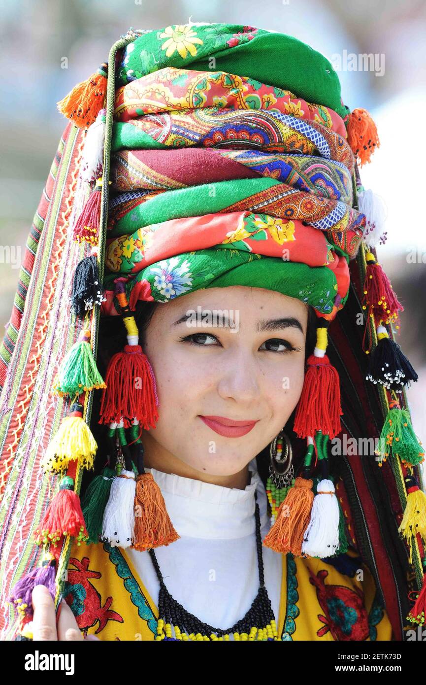 (170320) -- TASHKENT, March 20, 2017 (Xinhua) -- A Uzbek woman dressed