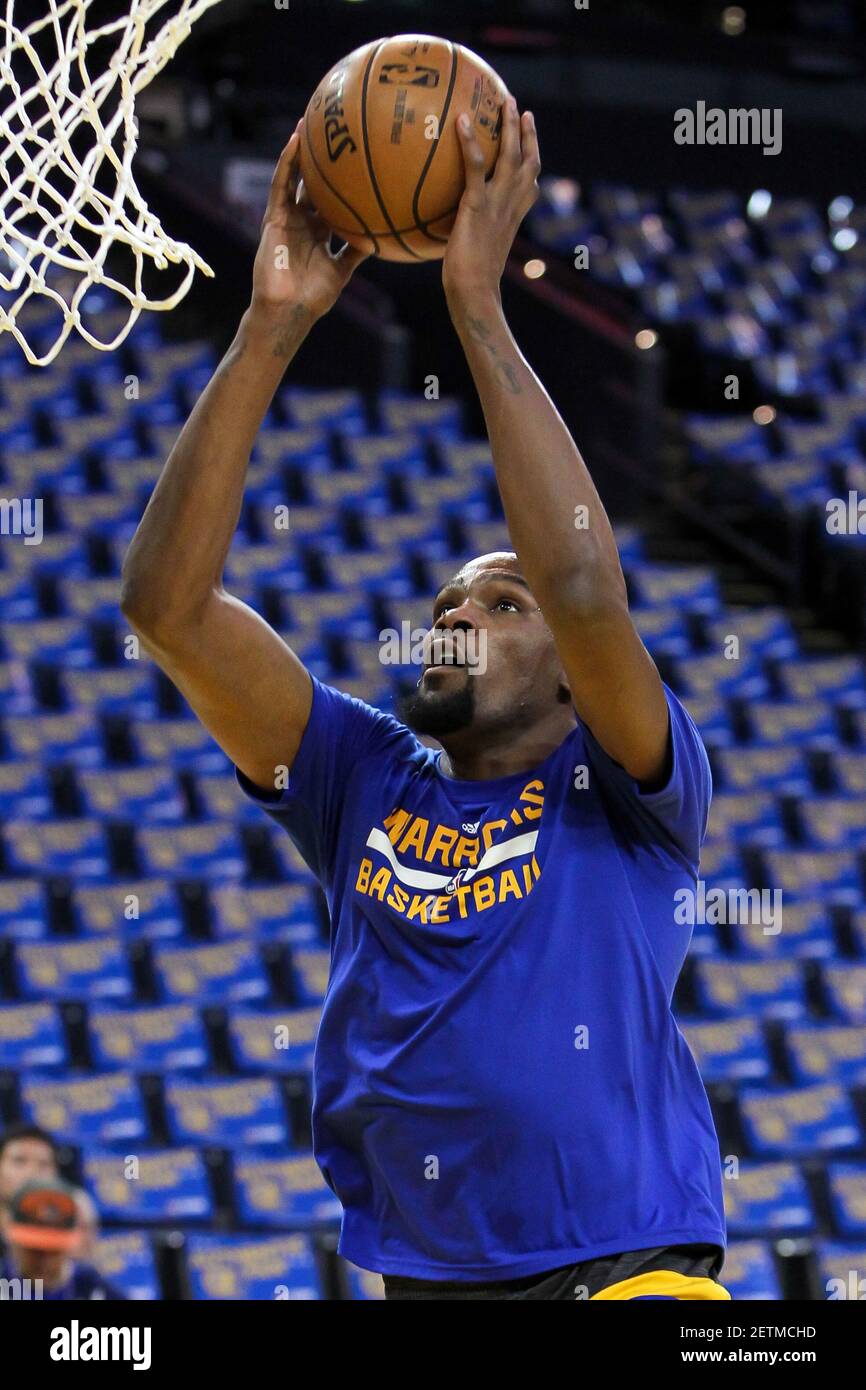 Mar 31 17 Oakland Ca Usa Golden State Warriors Forward Kevin Durant 35 Warm Ups Before The Game Against The Houston Rockets At Oracle Arena Mandatory Credit Sergio Estrada Usa Today Sports