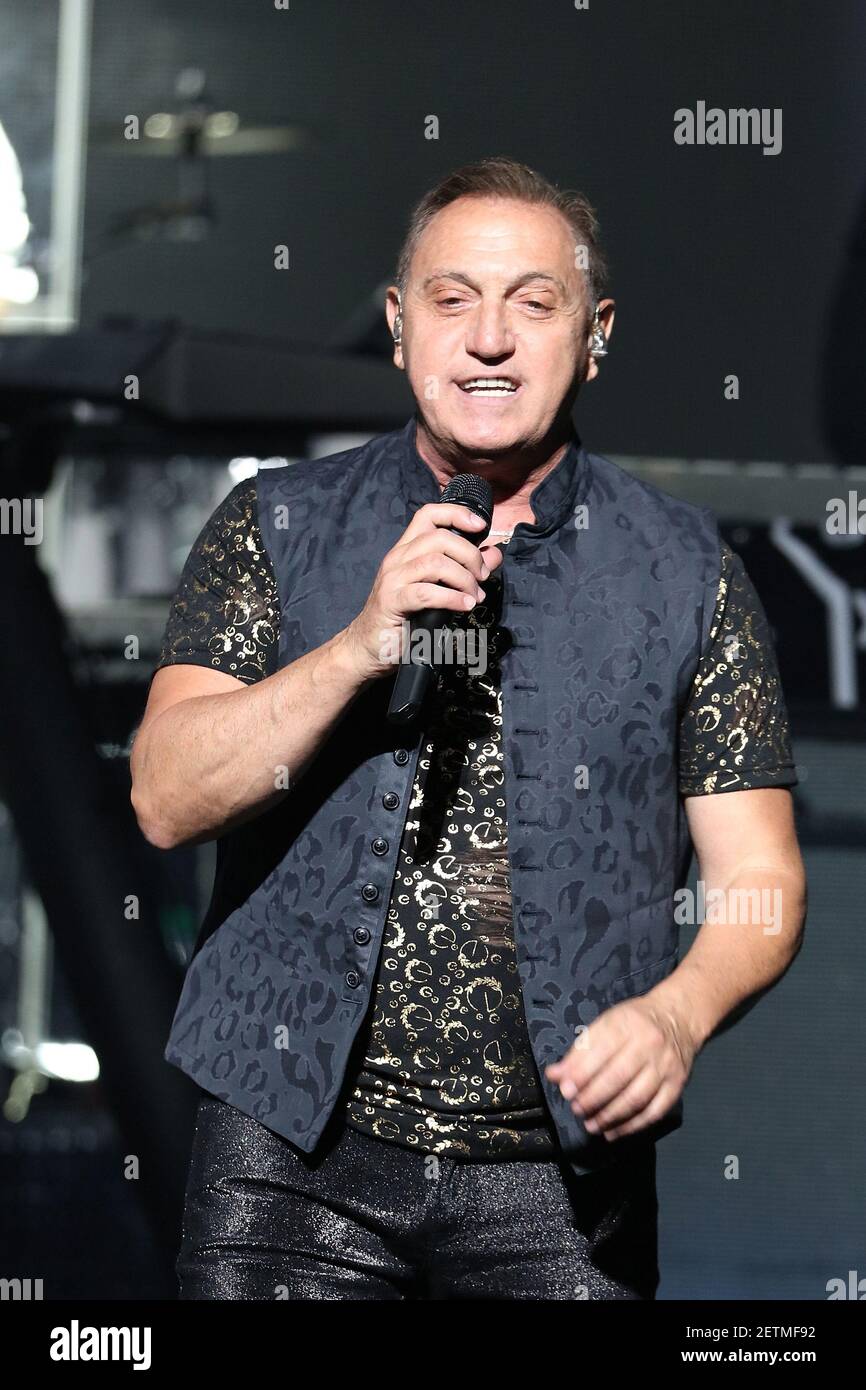 Franco De Vita performs on stage during the Franco De Vita Libre Tour