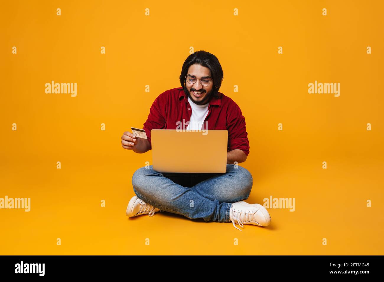 Indian man using laptop hi-res stock photography and images - Alamy