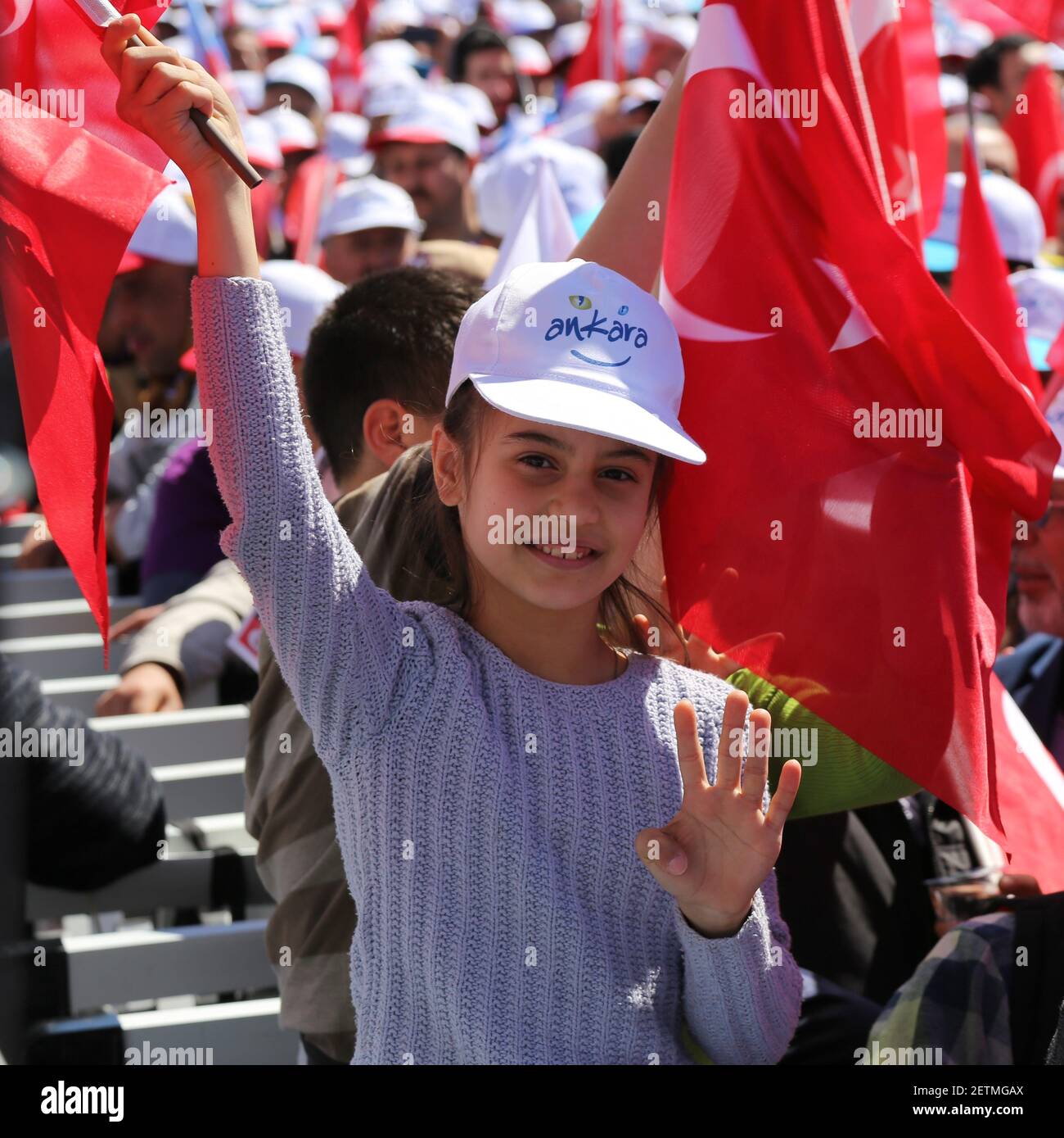 (170402) ANKARA, April 2, 2017 (Xinhua) Turkish people attend a