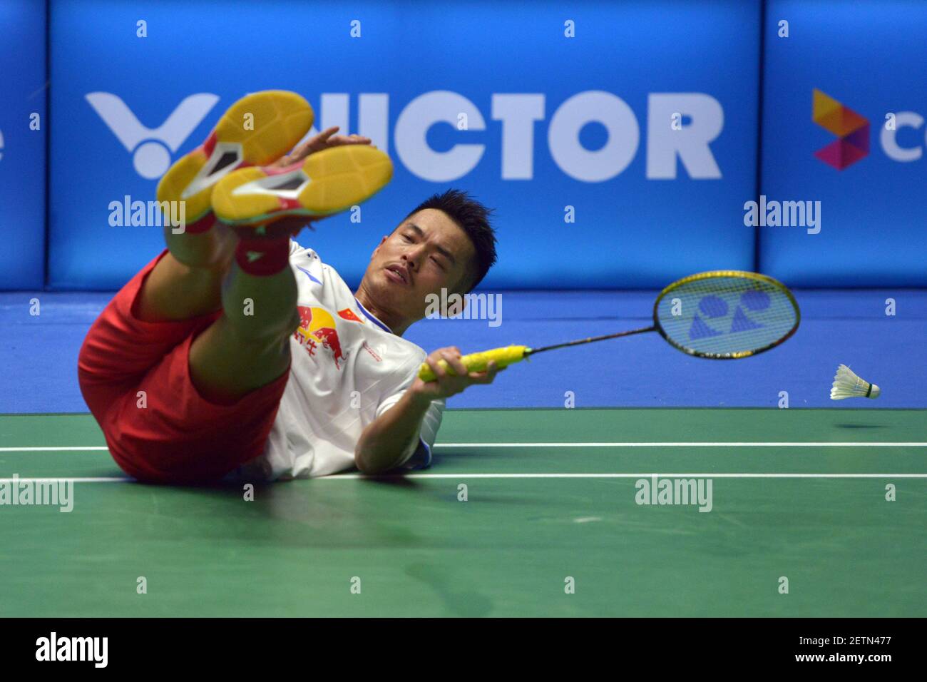 170408) -- KUCHING, April 8, 2017 (Xinhua) -- China's Lin Dan falls down  during the men's singles quarterfinal against Jonatan Christie of Indonesia  at the Malaysia Open Badminton Tournament in Kuching, Malaysia,