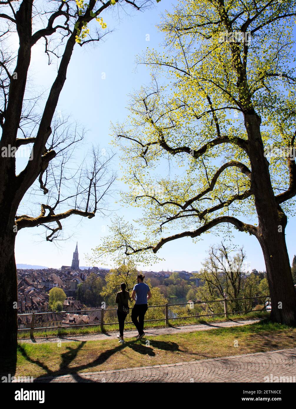 (170409) -- BERN, April 9, 2017 (Xinhua) -- People enjoy the spring ...