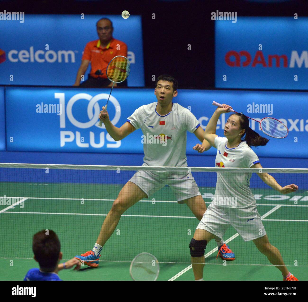 170409) -- KUCHING, April 9, 2017 (Xinhua) -- China's Lu Kai (L)/Huang  Yaqiong compete during the mixed doubles final at the Malaysia Open Badminton  Tournament in Kuching, Malaysia, April 9, 2017. Lu