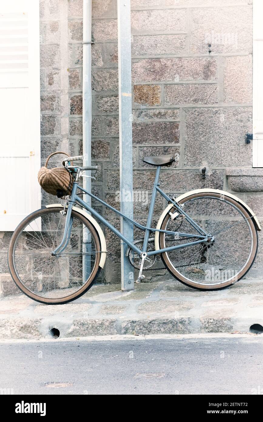 Vintage bicycle with basket hi-res stock photography and images - Alamy
