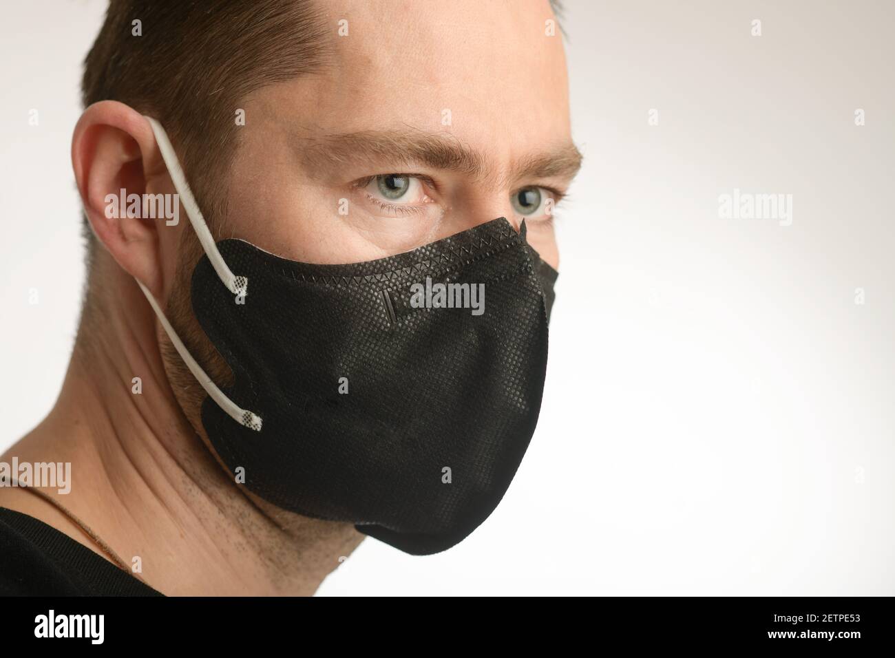 Black ffp2 mask hi-res stock photography and images - Alamy