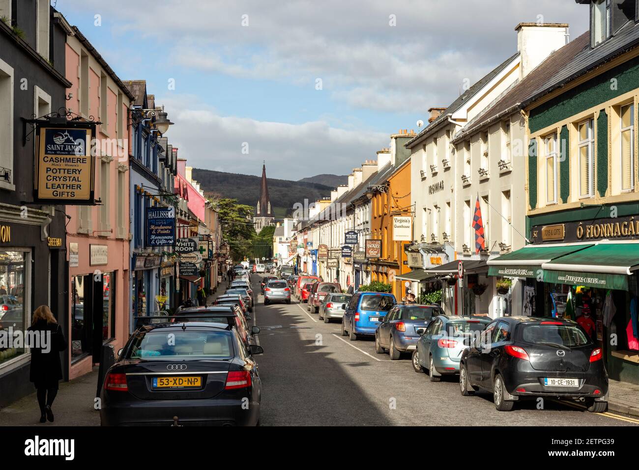 shops-bars-restaurants-and-cars-in-henry-street-kenmare-county