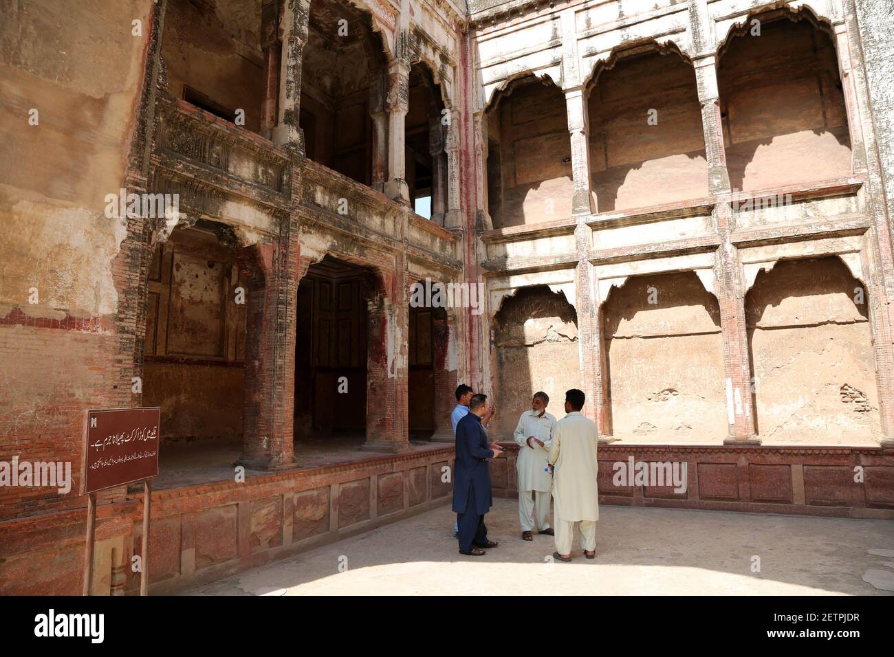 (170427) LAHORE, April 27, 2017 (Xinhua) People visit the Lahore