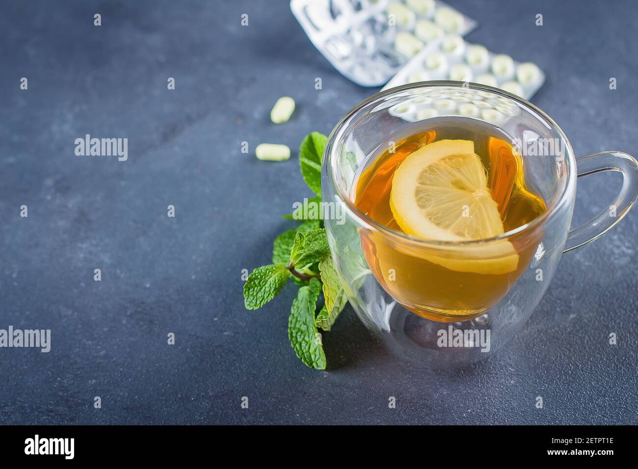 чай с лимоном и градусник. чай с лимоном сбивает температуру. лимон мед градусник. градусник и лекарства. чай с лимоном и градусник.