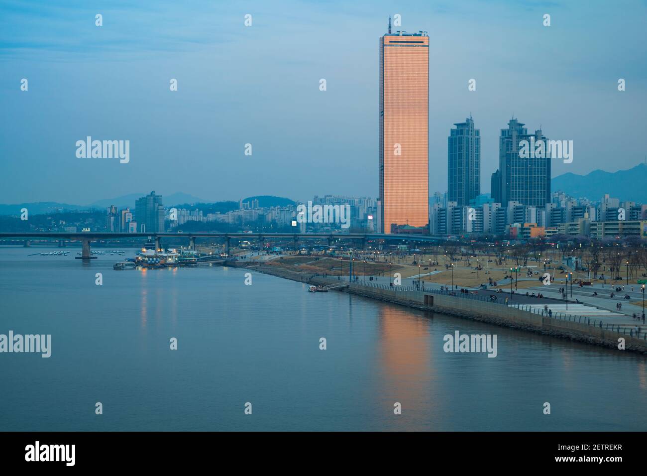 Korea, Seoul, Yeouido, 63 Building - one of Seouls most famous landmarks reflecting in the Hangang river at dusk Stock Photo
