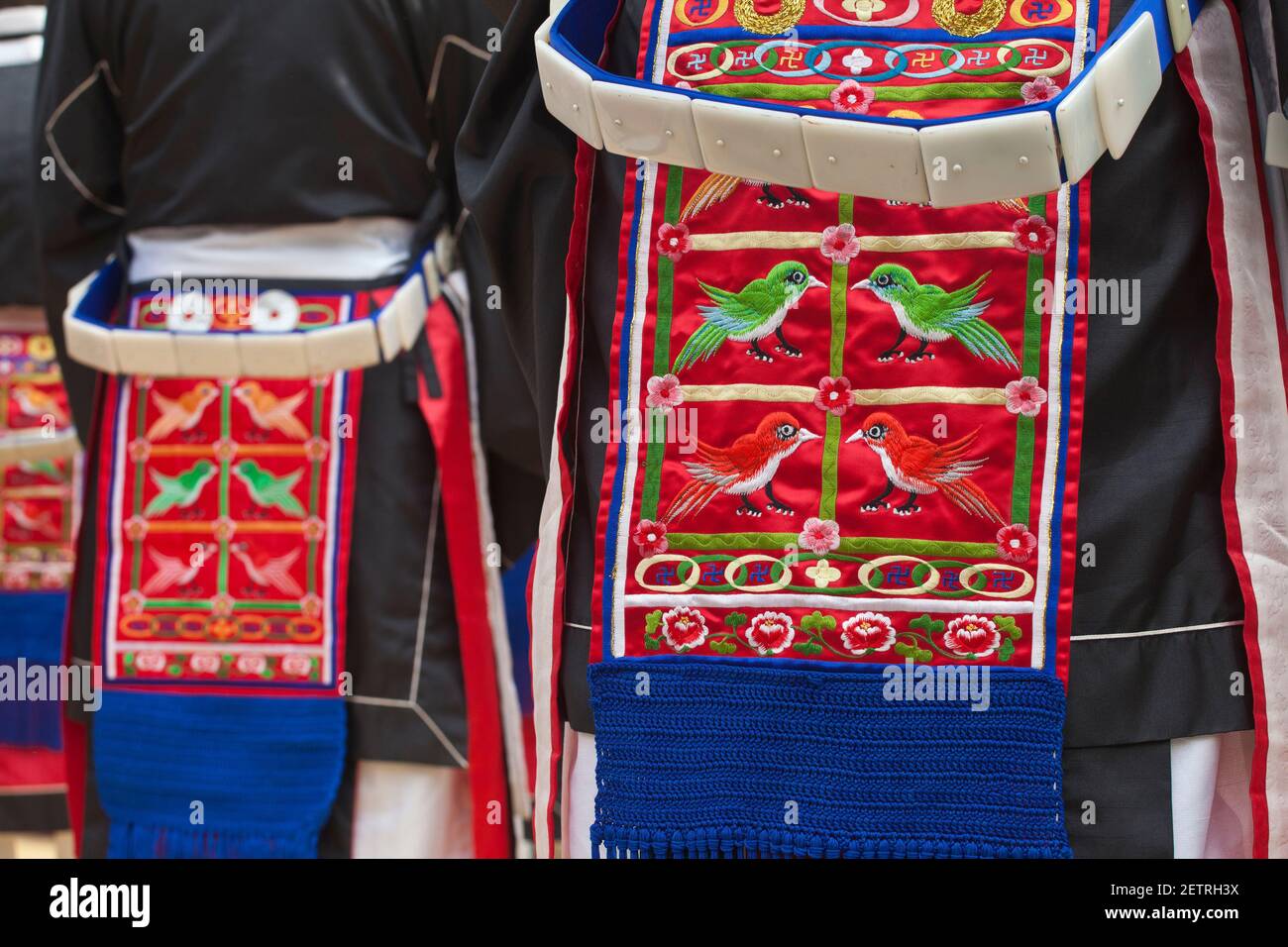 South korea men make up hi-res stock photography and images - Page 2 - Alamy, image size:1300x956