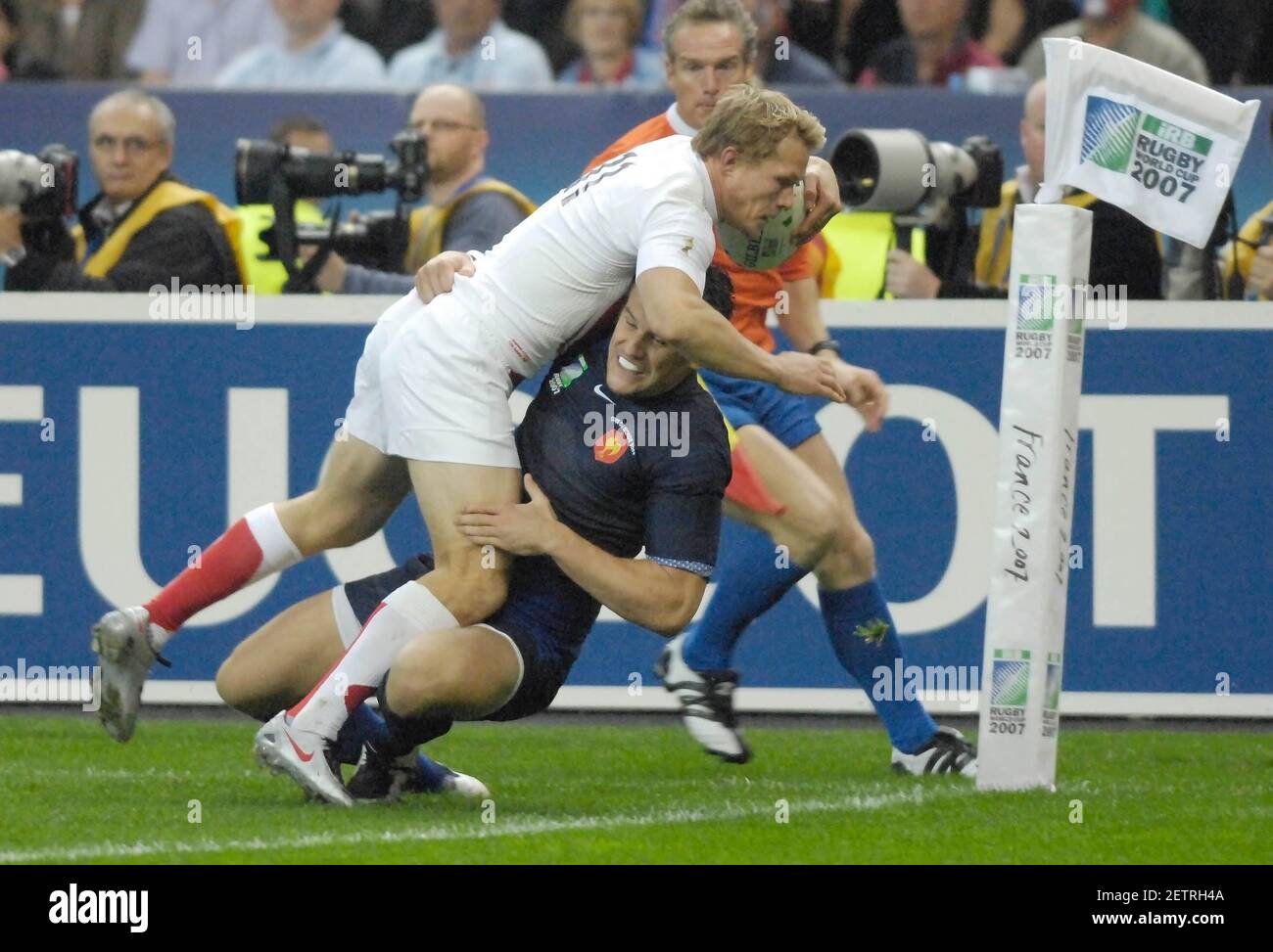 WORLD CUP RUGBY. SEMI-FINAL FRANCE V ENGLAND AT THE STADE DE FRANCE PARIS.  13/10/2007. JOSH LEWSEY TRY. PICTURE DAVID ASHDOWNNo 3 Stock Photo