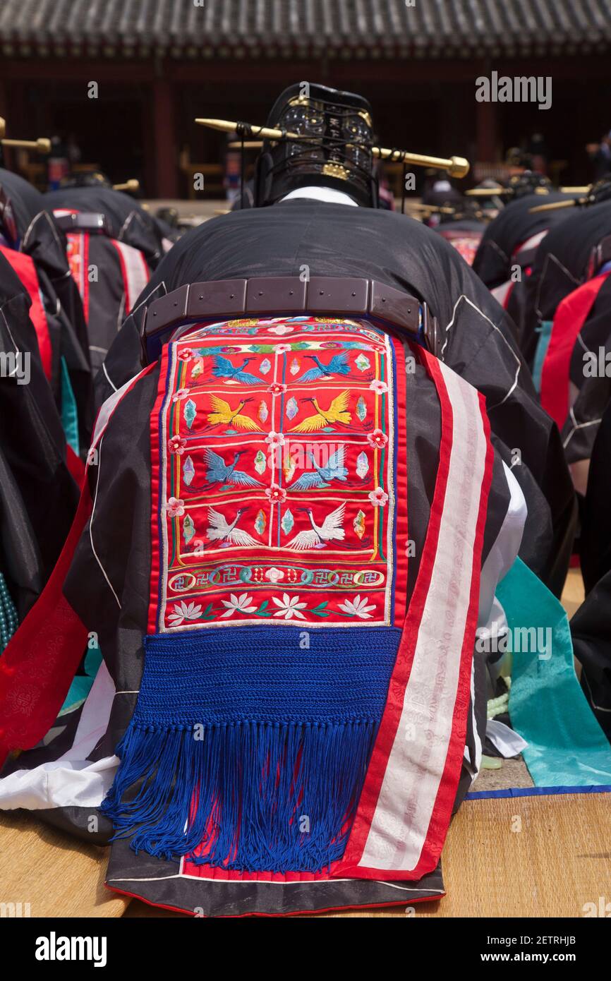 Korea memorial ceremony hi-res stock photography and images - Page 6 - Alamy, image size:866x1390