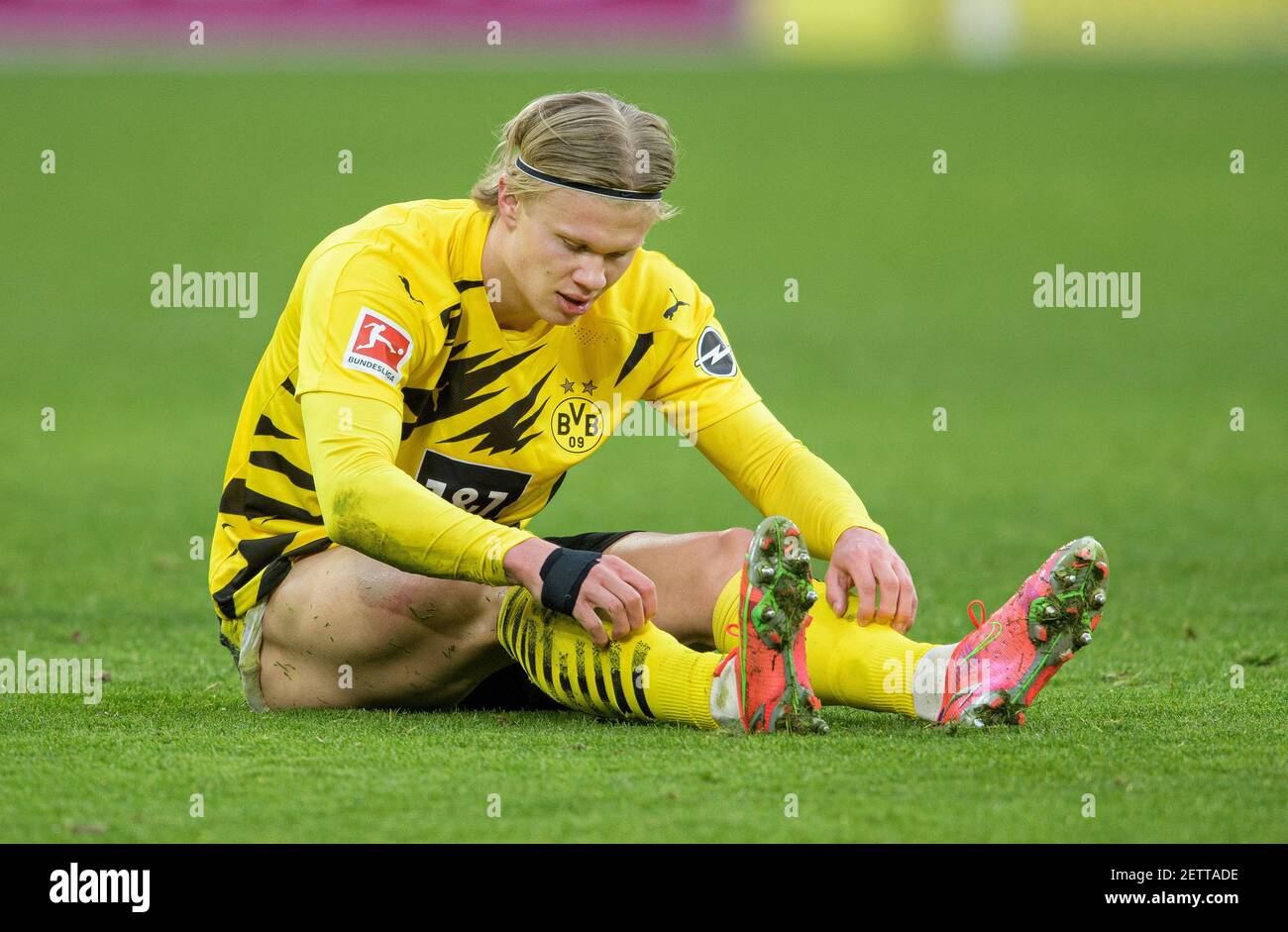 Dortmund, Deutschland. 27th Feb, 2021. Erling HAALAND (DO) sits on the  ground and aligns the socks, Soccer 1. Bundesliga, 23rd matchday, Borussia  Dortmund (DO) - Arminia Bielefeld (BI) 3: 0, on 02.27.2021